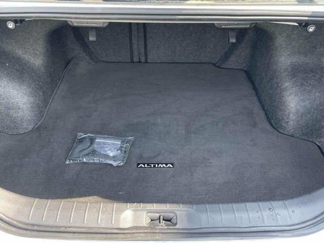 Photo of 2022 Glacier White Nissan Altima