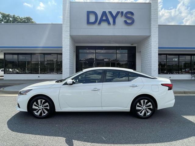 Photo of 2022 Glacier White Nissan Altima