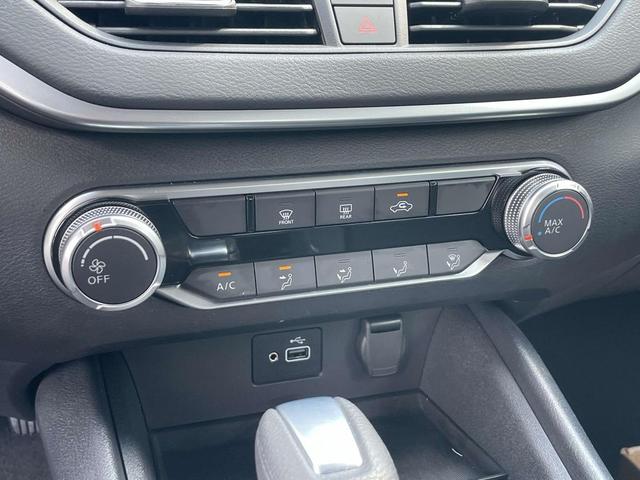 Photo of 2022 Glacier White Nissan Altima