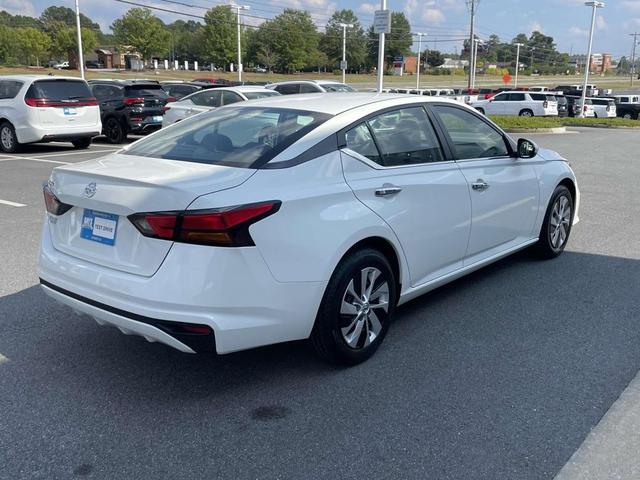 Photo of 2022 Glacier White Nissan Altima