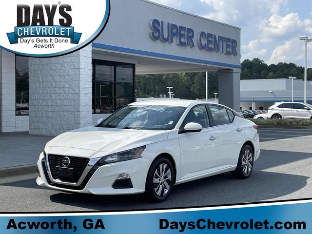 Photo of 2022 Glacier White Nissan Altima