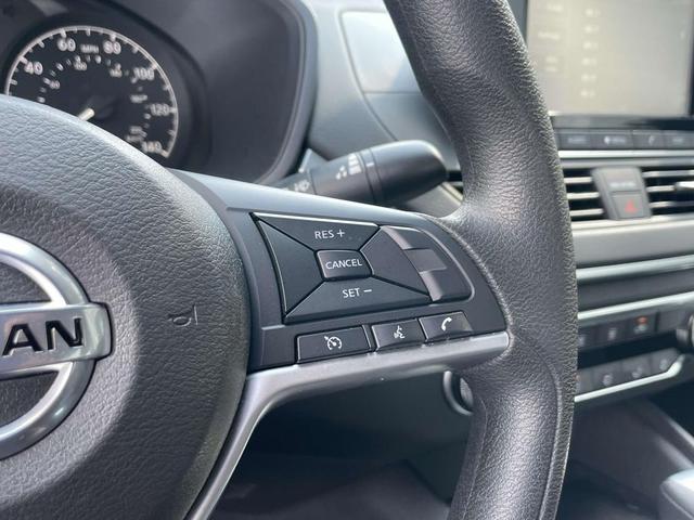 Photo of 2022 Glacier White Nissan Altima