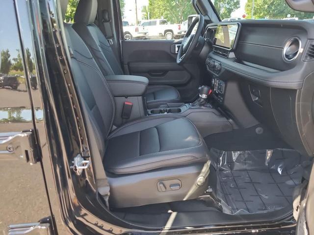 Photo of 2025 Black Clearcoat Jeep Gladiator