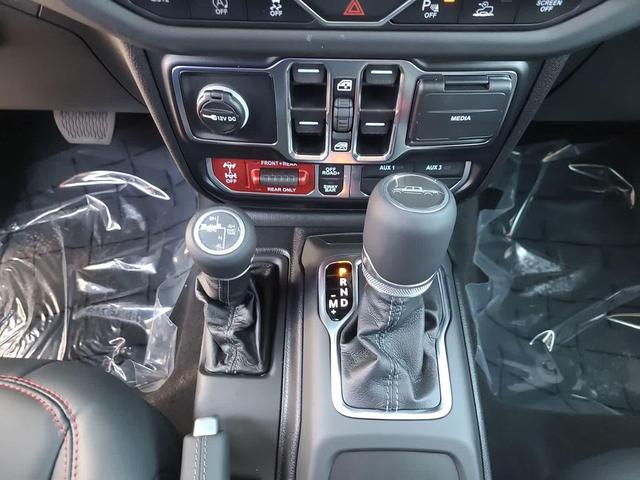 Photo of 2025 Bright White Clearcoat Jeep Gladiator