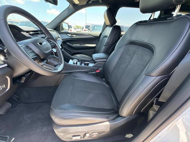 Photo of 2025 Bright White Clearcoat Jeep Grand Cherokee L