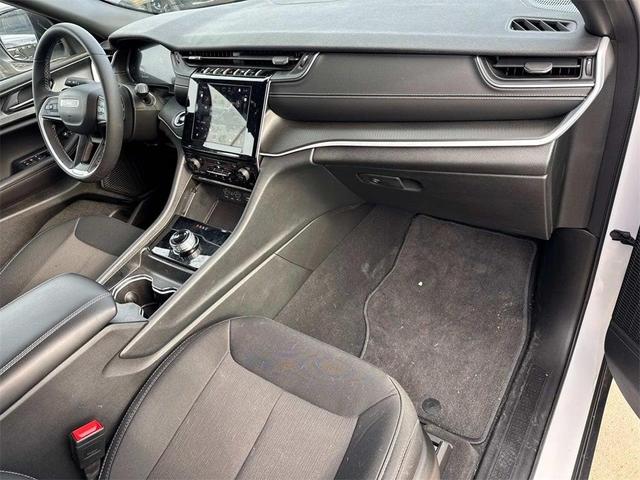 Photo of 2024 White Jeep Grand Cherokee