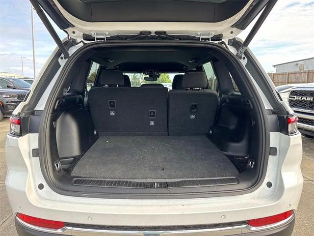 Photo of 2024 White Jeep Grand Cherokee