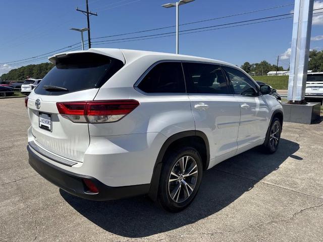 Photo of 2017 White Toyota Highlander