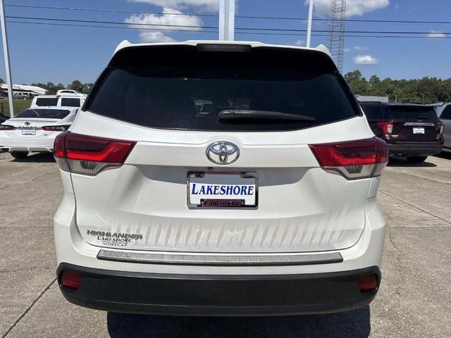 Photo of 2017 White Toyota Highlander