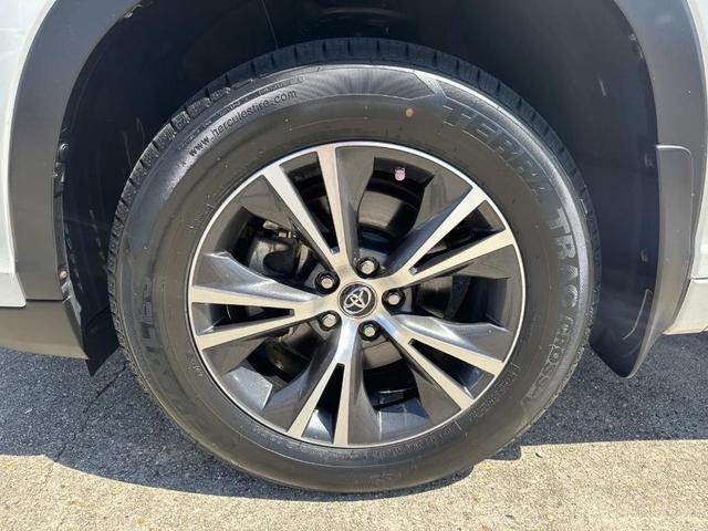 Photo of 2017 White Toyota Highlander