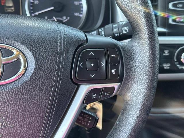 Photo of 2017 White Toyota Highlander