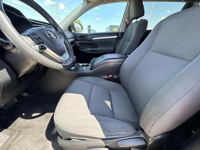 Photo of 2017 White Toyota Highlander