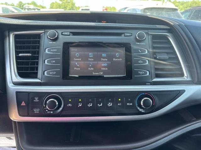 Photo of 2017 White Toyota Highlander