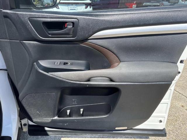 Photo of 2017 White Toyota Highlander