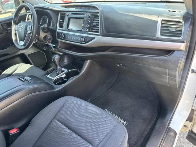 Photo of 2017 White Toyota Highlander