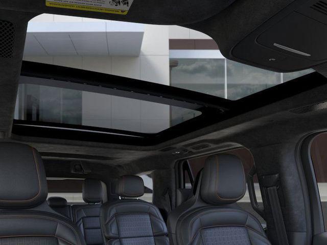 Photo of 2025 Crystal White Metallic Clearcoat Lincoln Navigator