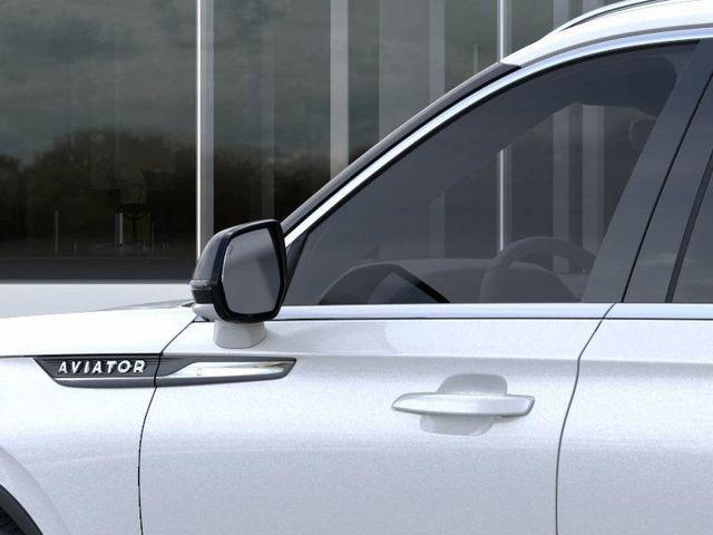 Photo of 2025 Crystal White Metallic Clearcoat Lincoln Aviator
