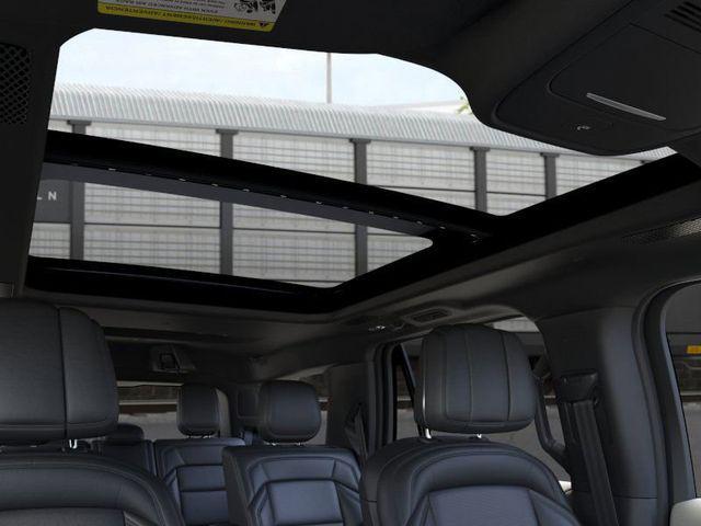 Photo of 2025 Infinite Black Metallic Clearcoat Lincoln Navigator