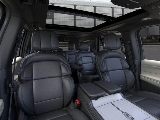 Photo of 2025 Infinite Black Metallic Clearcoat Lincoln Navigator