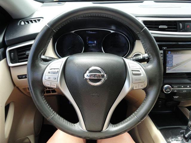 Photo of 2016 Pearl White Nissan Rogue