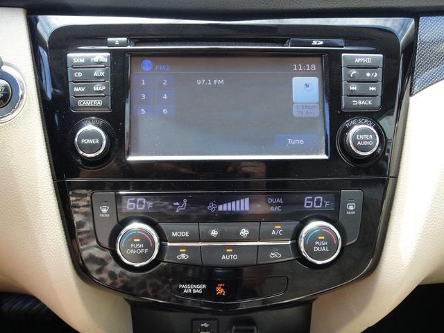 Photo of 2016 Pearl White Nissan Rogue