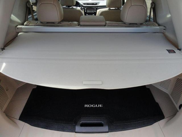 Photo of 2016 Pearl White Nissan Rogue