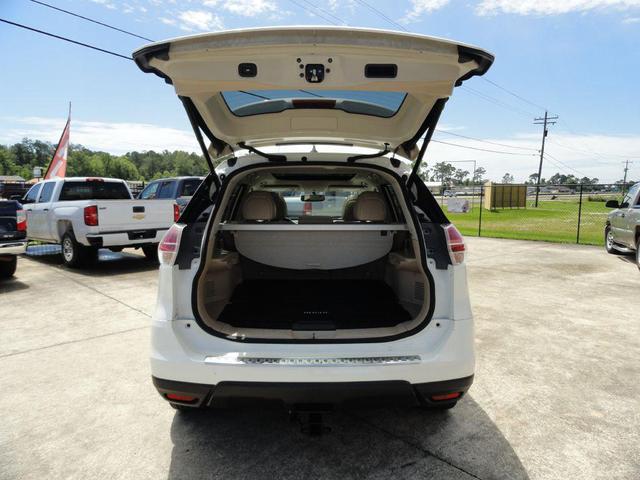 Photo of 2016 Pearl White Nissan Rogue
