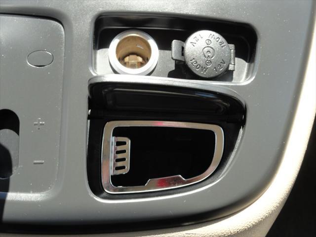 Photo of 2012 White Kia Sedona