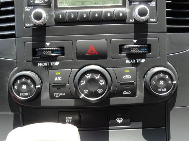 Photo of 2012 White Kia Sedona