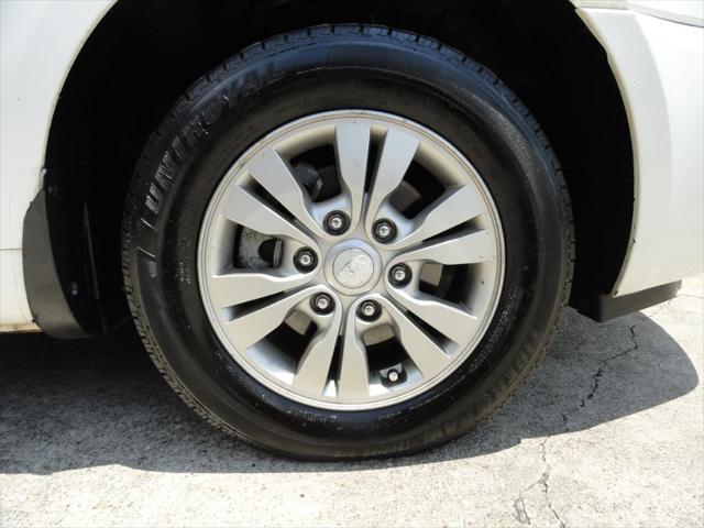 Photo of 2012 White Kia Sedona