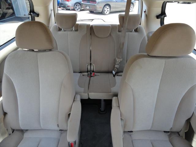 Photo of 2012 White Kia Sedona