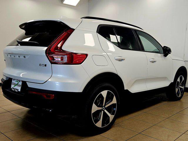 Photo of 2026 Crystal White Volvo XC40