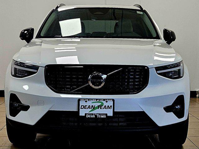 Photo of 2026 Crystal White Volvo XC40