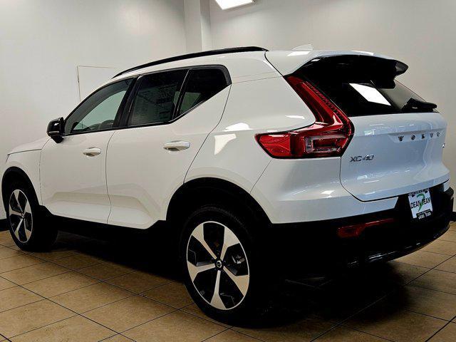 Photo of 2026 Crystal White Volvo XC40