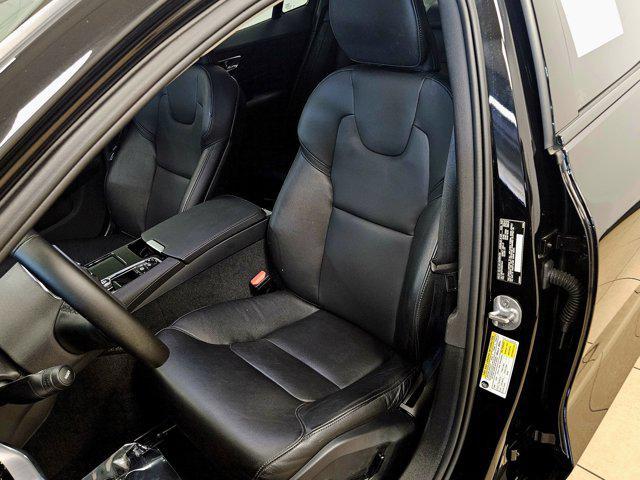 Photo of 2024 Onyx Black Metallic Volvo S60 Recharge Plug-In Hybrid