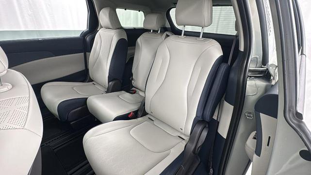 Photo of 2026 Silver Kia Carnival Hybrid