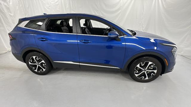 Photo of 2024 Sapphire Blue Kia Sportage