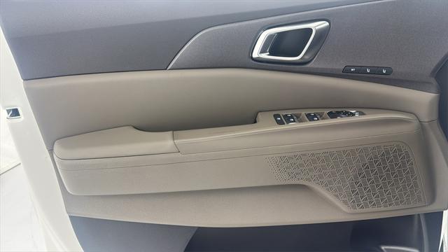 Photo of 2026 Snow White Pearl Kia Carnival Hybrid