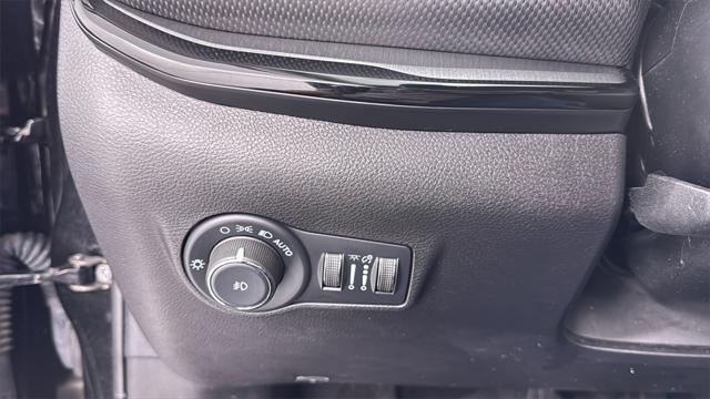 Photo of 2022 Diamond Black Crystal Pearlcoat Jeep Compass