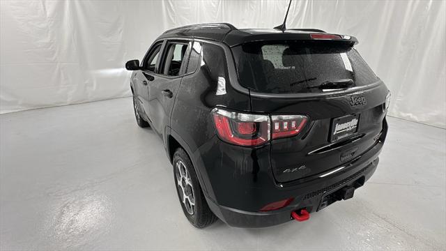 Photo of 2022 Diamond Black Crystal Pearlcoat Jeep Compass