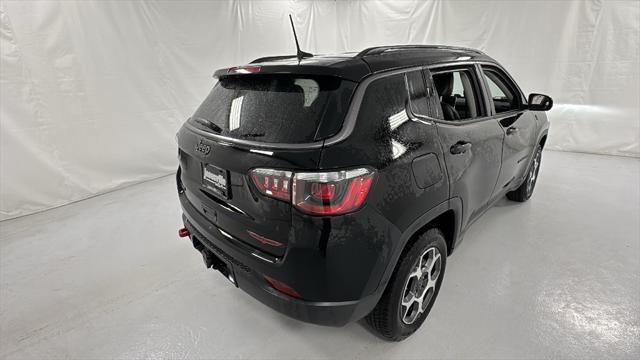 Photo of 2022 Diamond Black Crystal Pearlcoat Jeep Compass