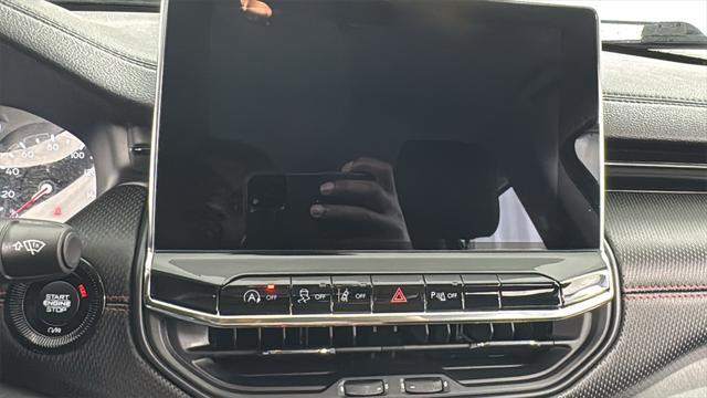 Photo of 2022 Diamond Black Crystal Pearlcoat Jeep Compass