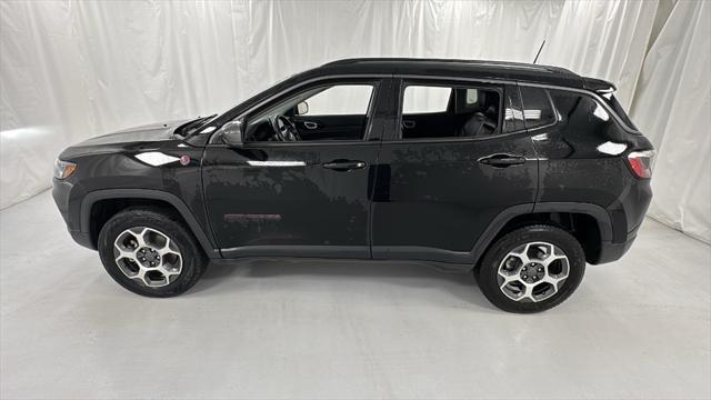 Photo of 2022 Diamond Black Crystal Pearlcoat Jeep Compass