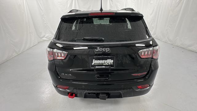 Photo of 2022 Diamond Black Crystal Pearlcoat Jeep Compass