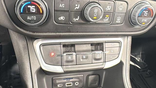 Photo of 2024 Summit White GMC Terrain