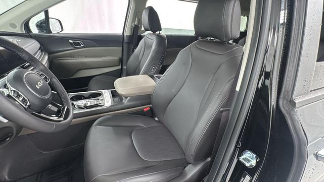 Photo of 2026 Aurora Black Pearl Kia Carnival Hybrid