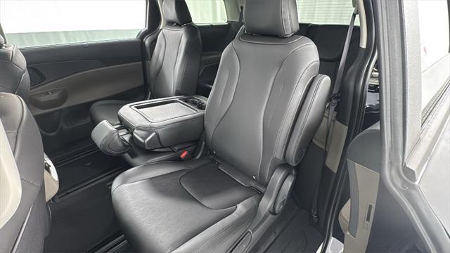 Photo of 2026 Deep Chroma Blue Kia Carnival Hybrid