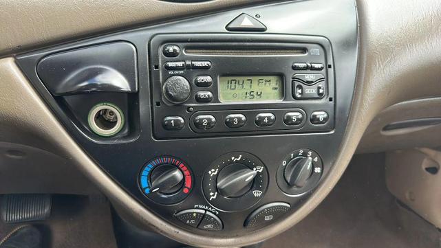 Photo of 2001 Pitch Black Clearcoat Ford Focus
