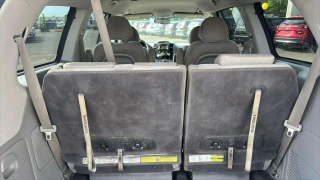 Photo of 2014 Platinum Graphite Kia Sedona