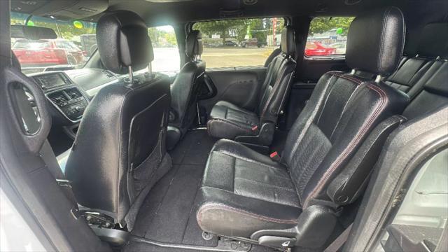 Photo of 2017 White Knuckle Clearcoat Dodge Grand Caravan